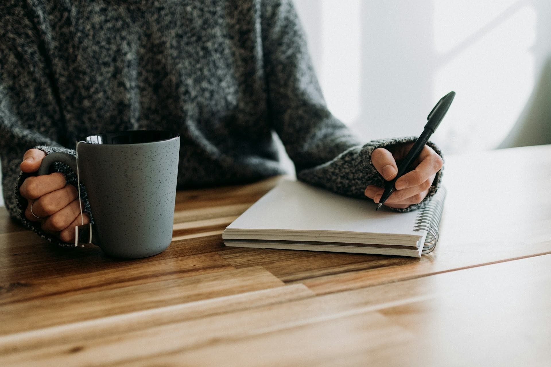 Caderno de planejamento aberto sobre a mesa
